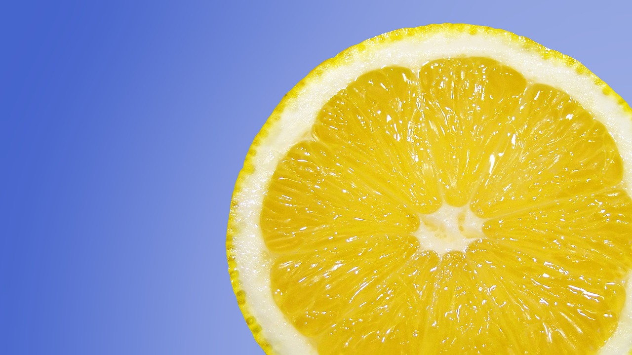 Vitamín C rozžiari pleť a pomáha bojovať proti škvrnám na tvári